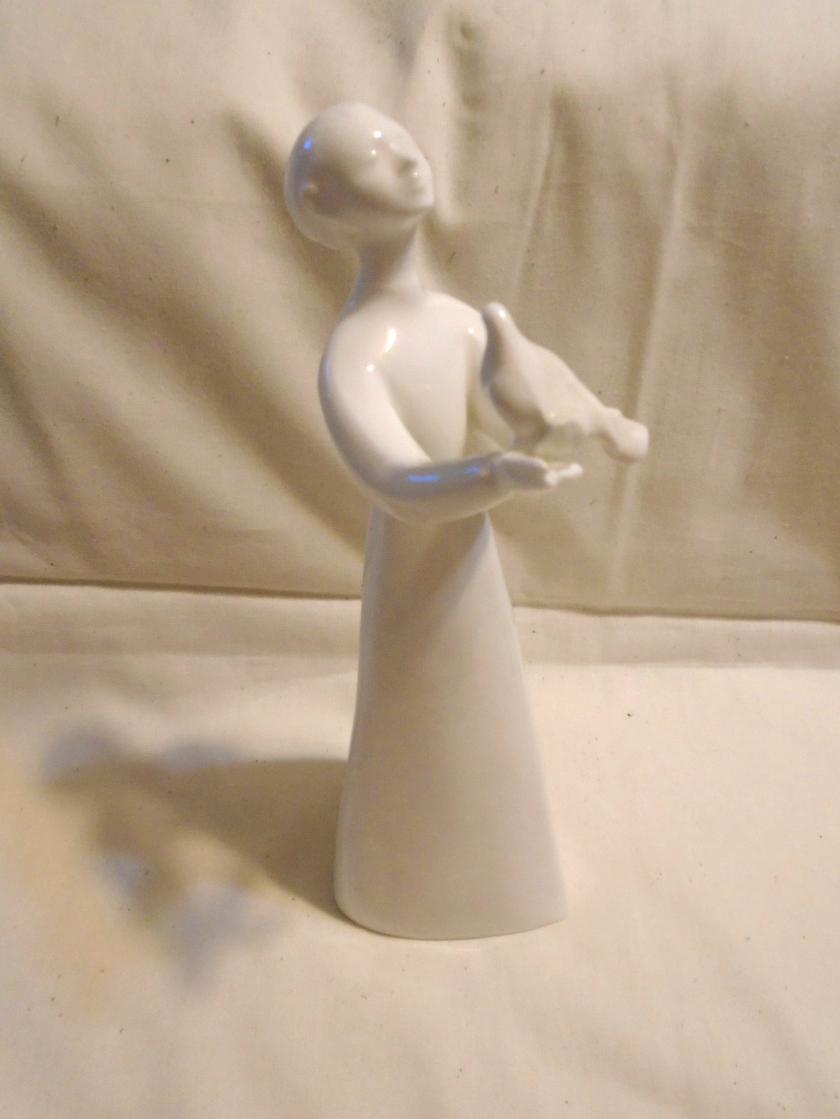 Royal Doulton 8 3/4″ White Bone China Figurine HN2470 “Peace” 1977