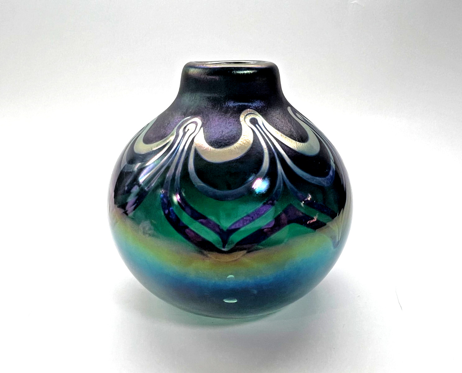 Signed Art Glass Iridescent Pulled Feather Iridescent Vase 4.5″ tall studio 2013