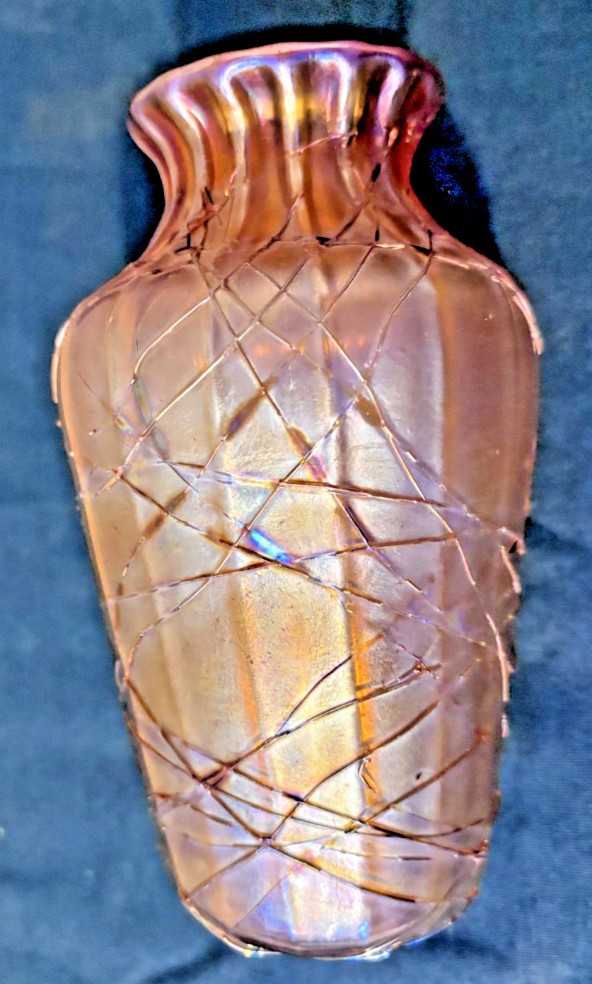 Beautiful Victor Durand Gold Threaded Aurene Ribbed Glass Art Vase 5.5″