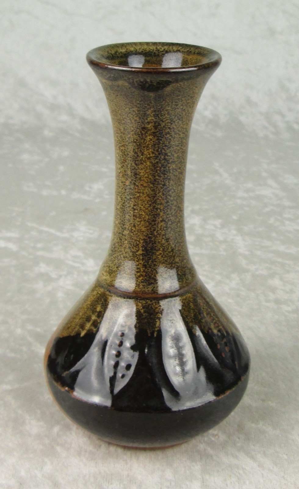 Pottery Craft Overlapping Circles Bud Vase Leaf Design 5-1/2 in Tall 3-1/8 Dia