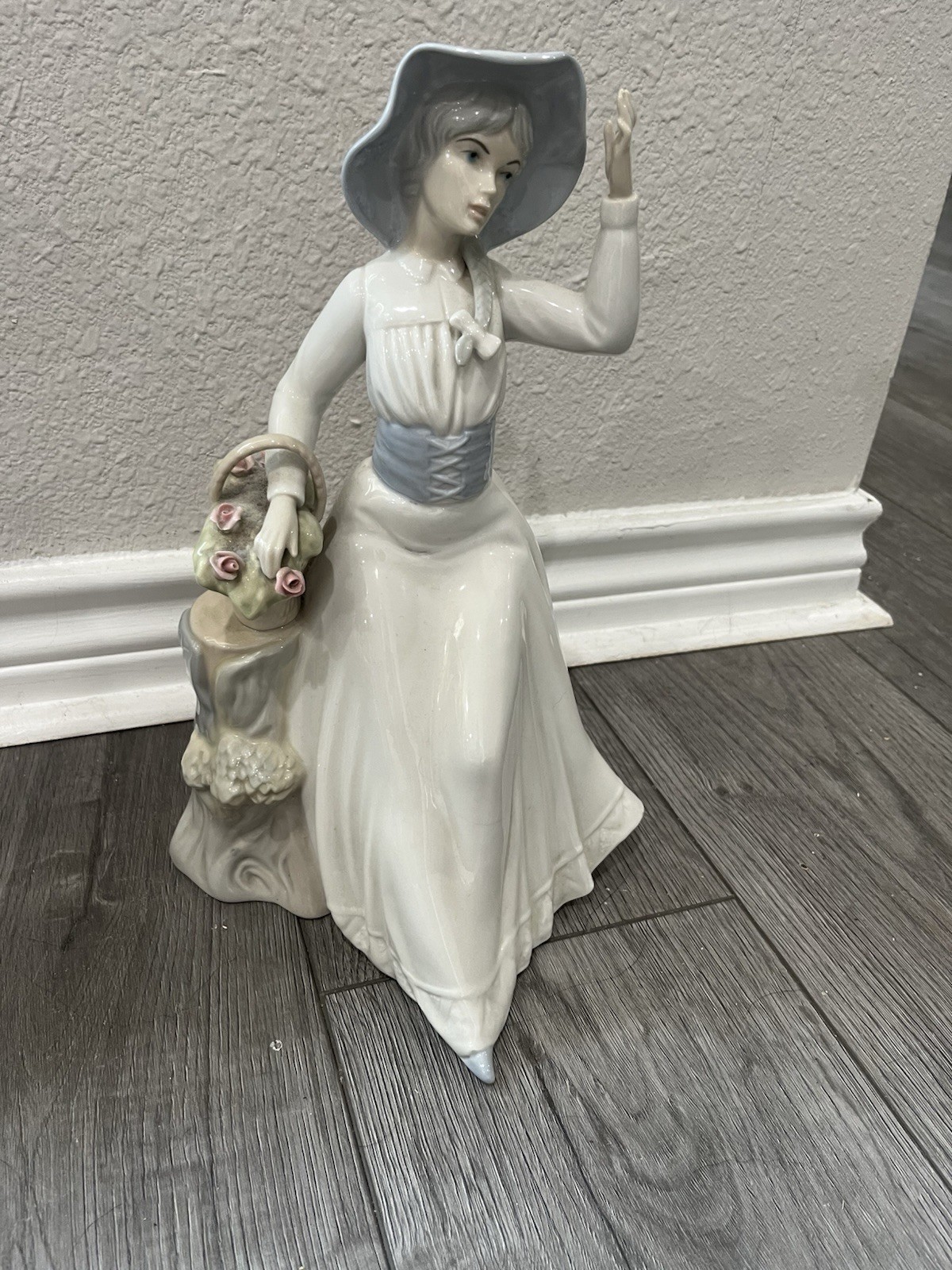 Lladro Spring girl Figurine White Dress Blue Hat Flower Basket ‘mint’