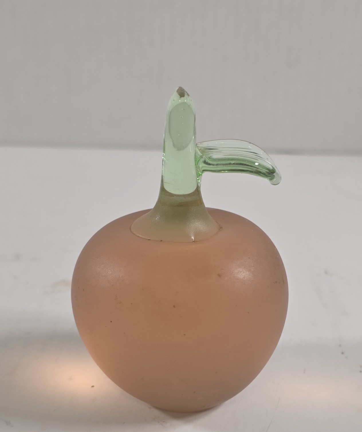Vtg Frosted Satin Art Glass Peach Figurine Paperweight Pink Green Stem Leaf 3.5″