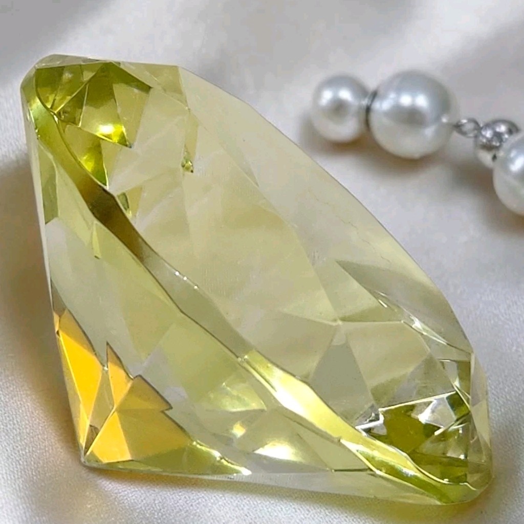 Vtg Citrine Colored Paperweight Diamond Faceted Glass 3″W Excellent Condition