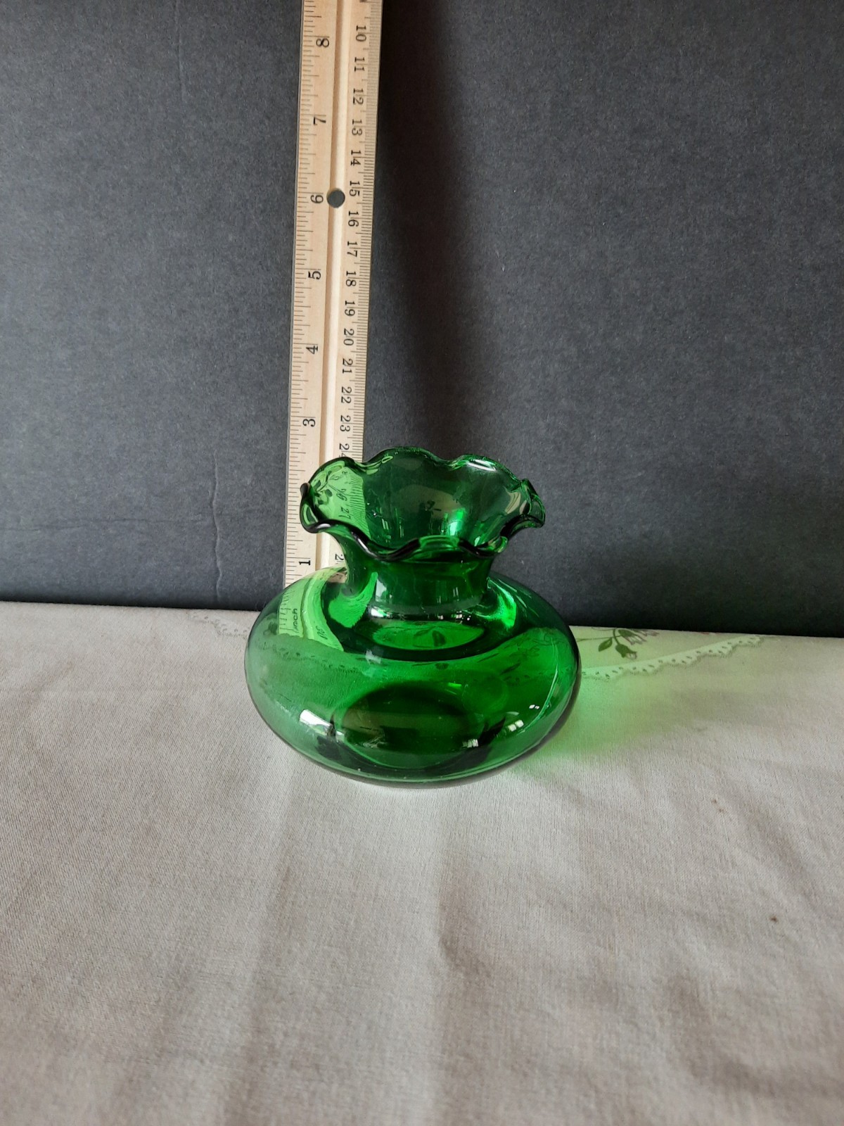 Green Glass Decorative Vase Ruffled Pattern Approx 4″ x 5″ Glossy Finish