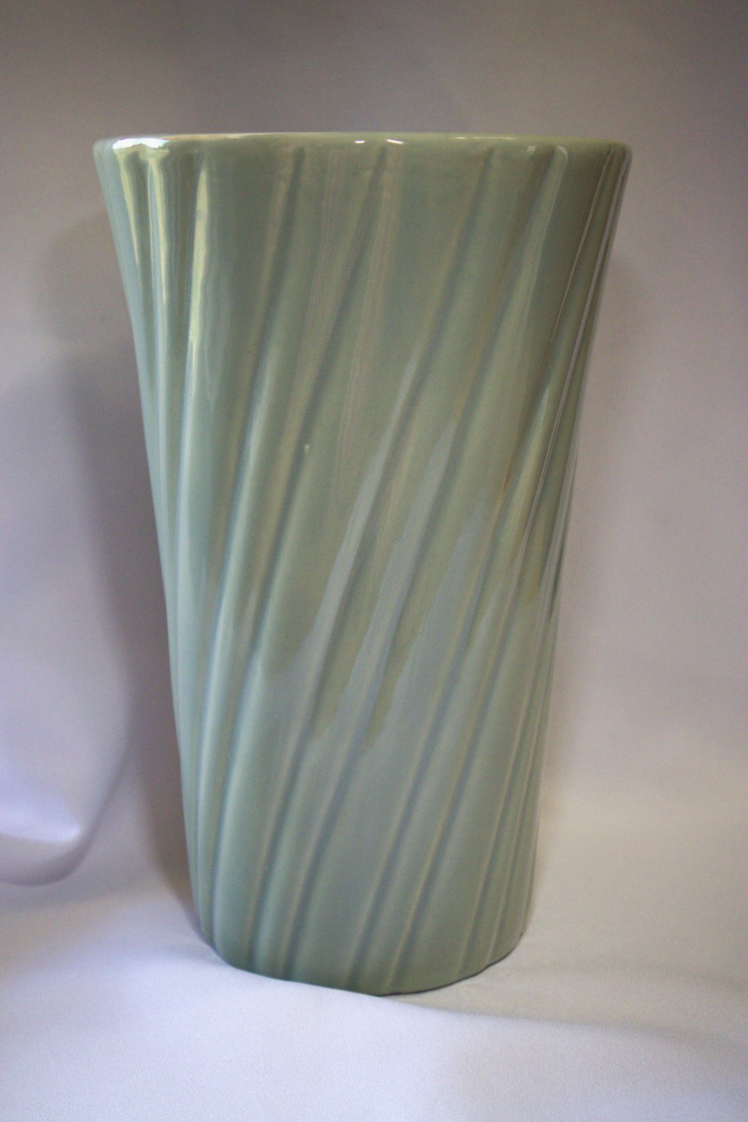 Bauer Mid-Century Modern Lg Vase Sage Green Swirl 10 1/2″