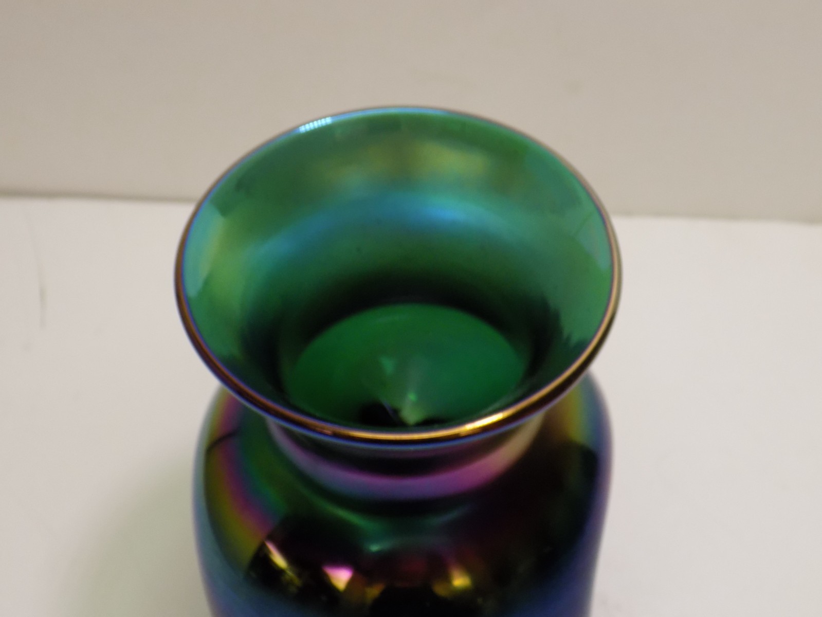Blue Aurene Blown Art Glass 6-1/4″ Pinched Vase