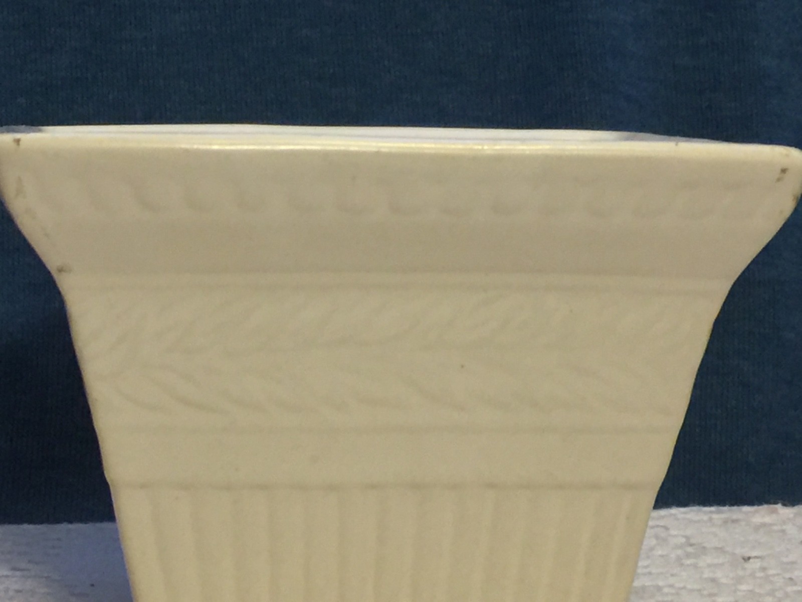 HULL 3.50 X 5″ SQUARE IVORY GLAZE 4 FOOTED PLANTER A2 RIBBED & LEAVES