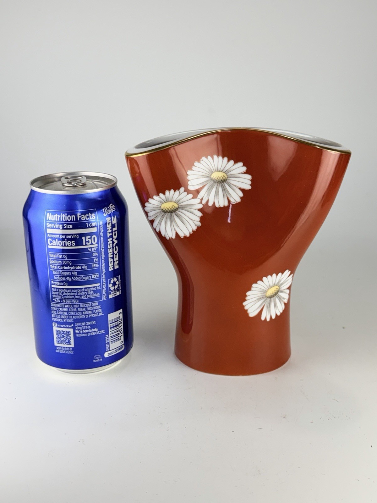 Vintage Noritake Red Nippon Toki Kaisha Sunset Daisy Flowers Vase, Pinched Top