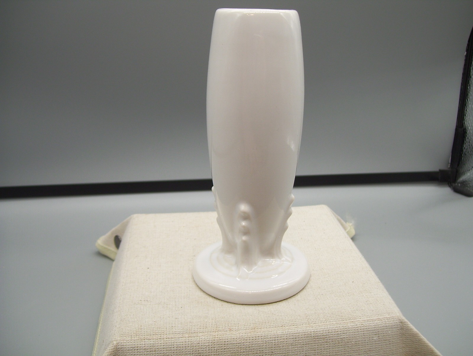 Vintage Fiestaware Ceramic White 6″ Flower Bud Vase Homer Laughlin Fiesta