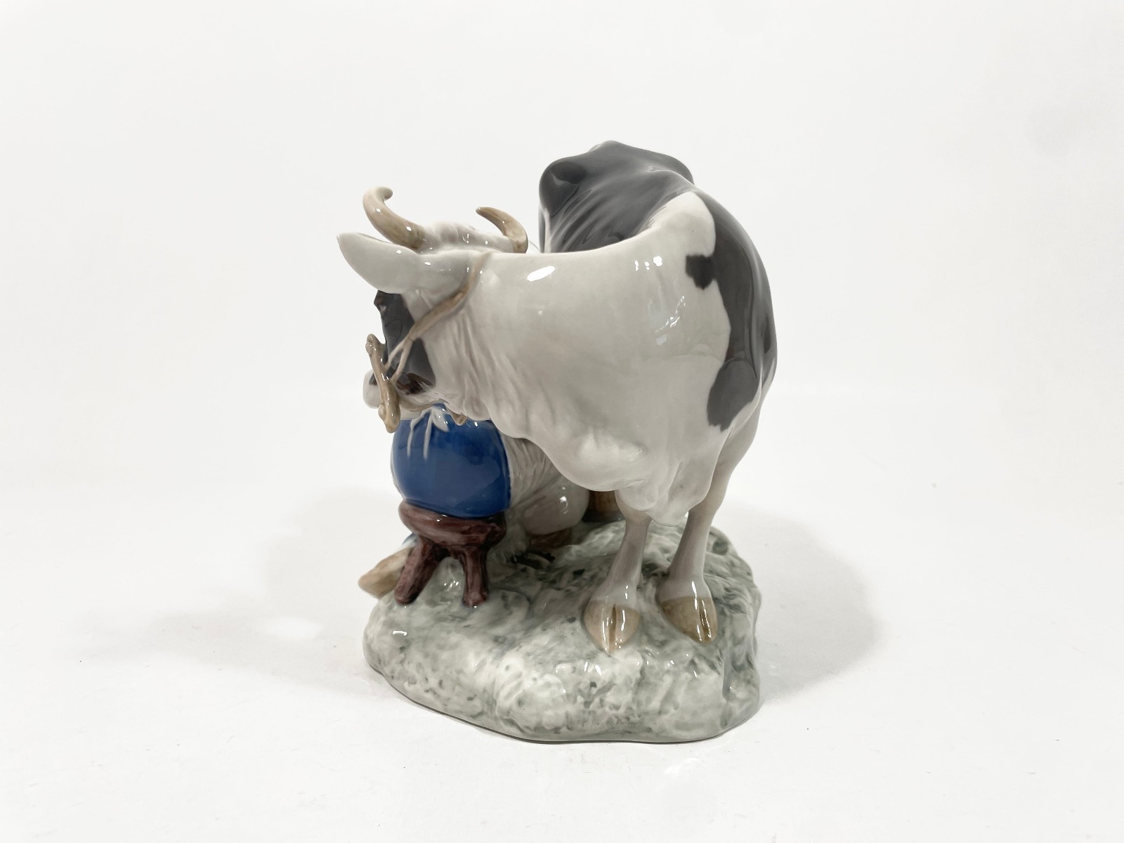 Bing and Grondahl 2017 Figure Girl with Cow and Cat