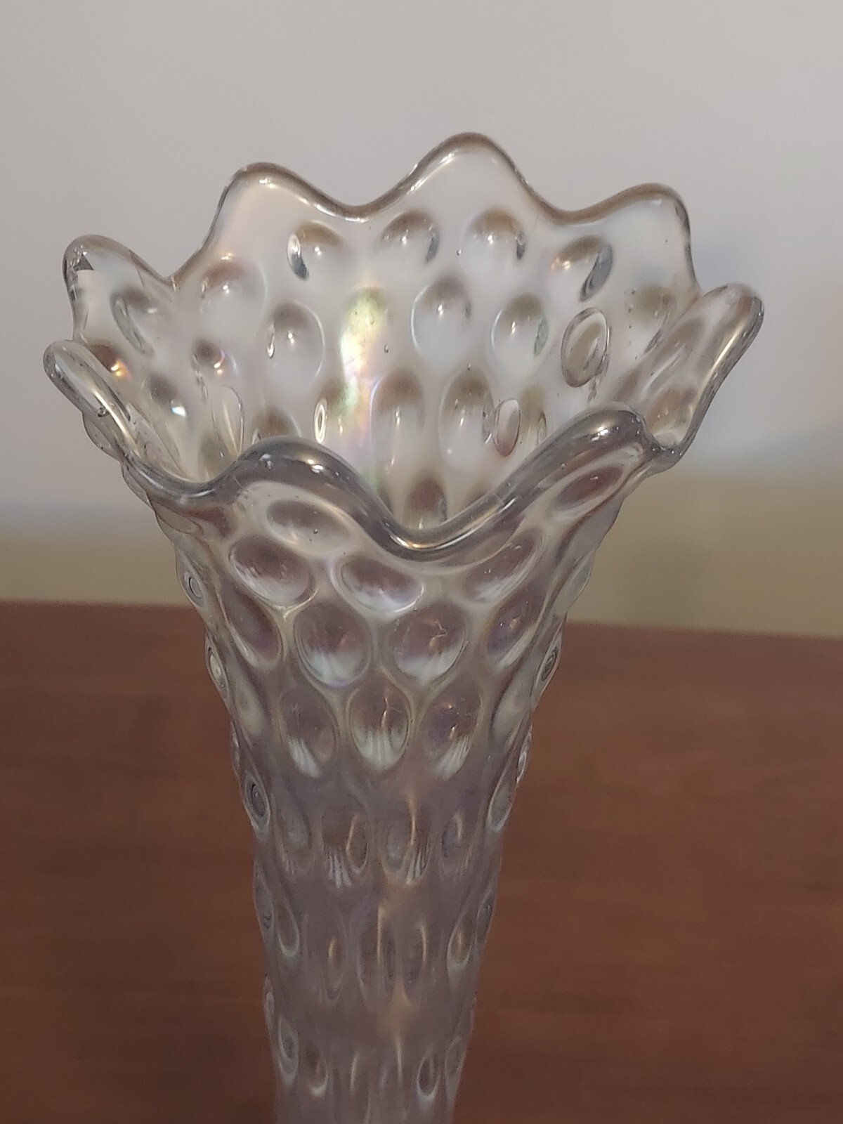 Fenton RUSTIC Hobnail Pattern WHITE CARNIVAL Art Glass 10″ SWUNG VASE w 3″ Base