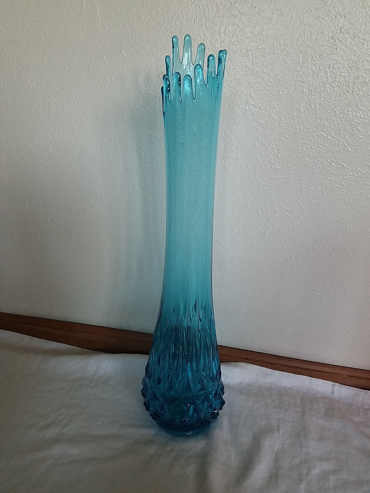 LE Smith Peacock Blue Diamond Butt 26″ MCM 16 Finger Swung Glass Vase