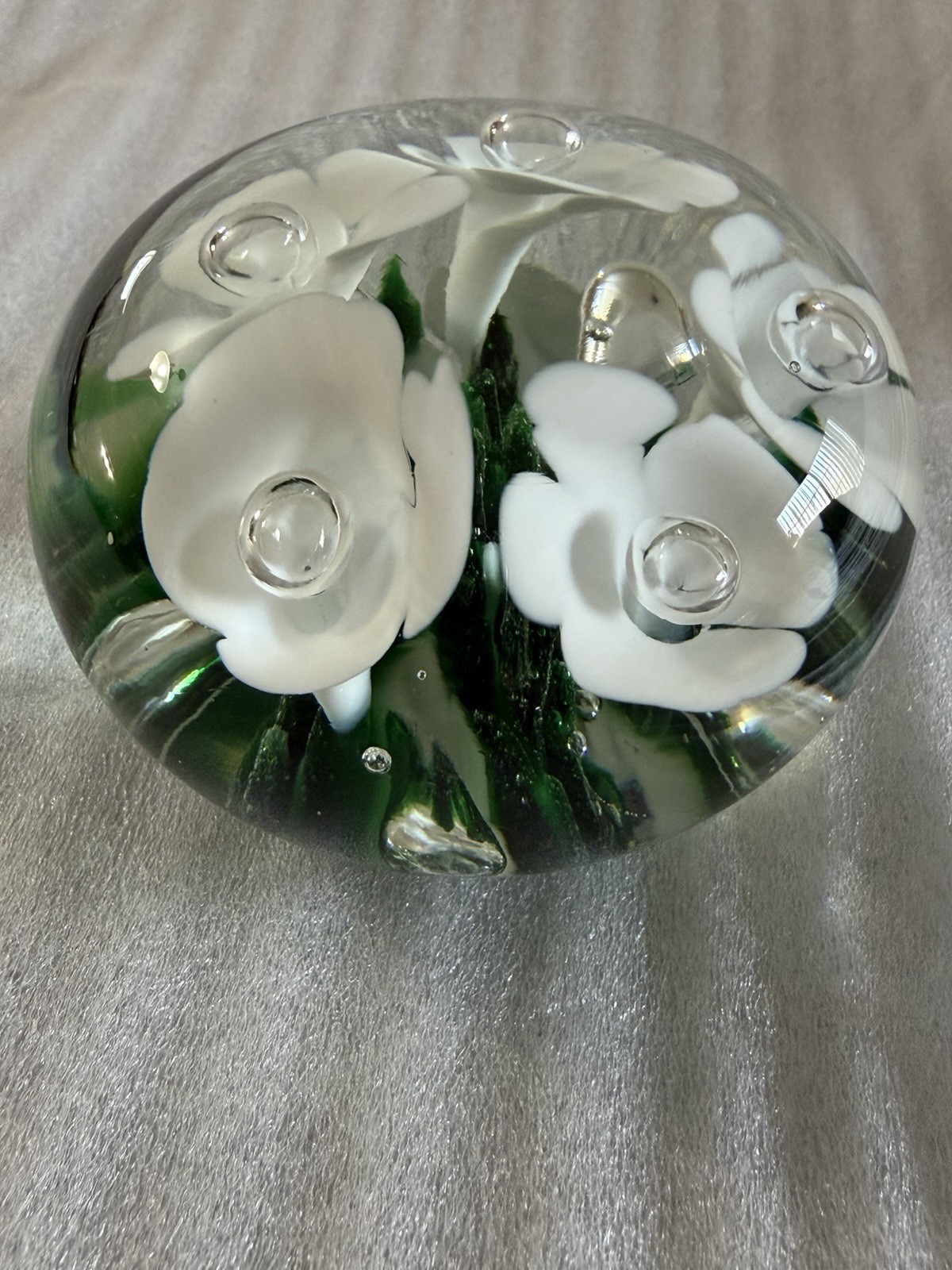 Vintage St Clair Paperweight White Trumpet Flowers W/Green Bottom. VGC