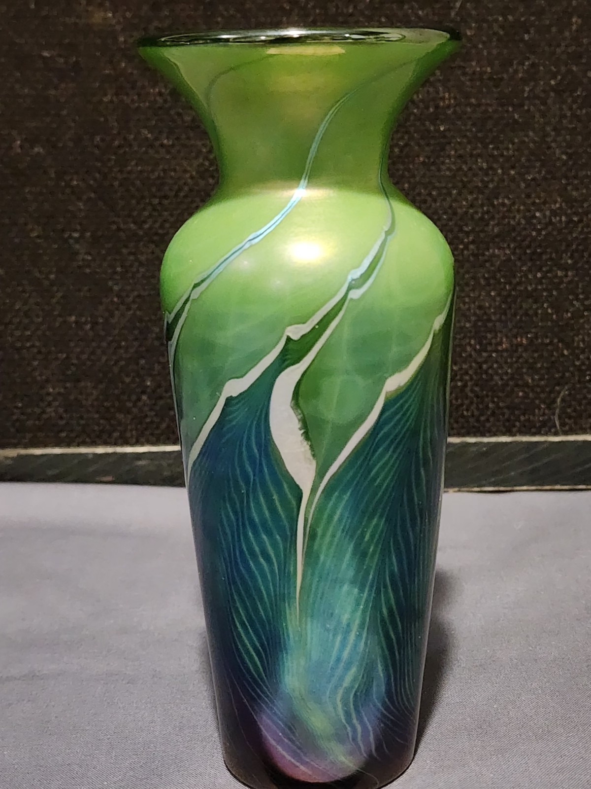 2000 Signed LUNDBERG STUDIOS 6 3/8″ FOREST GREEN BOTTLE VASE Gold Aurene