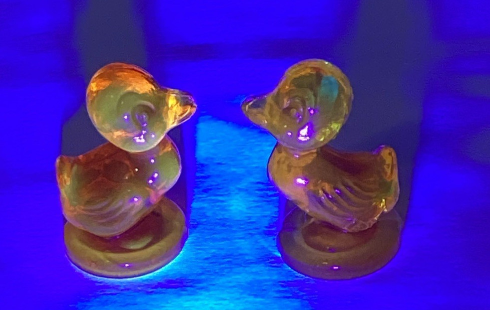 Boyd Art Glass glows Ducklings Starburst and Orange Lot of 2 Rare Vintage