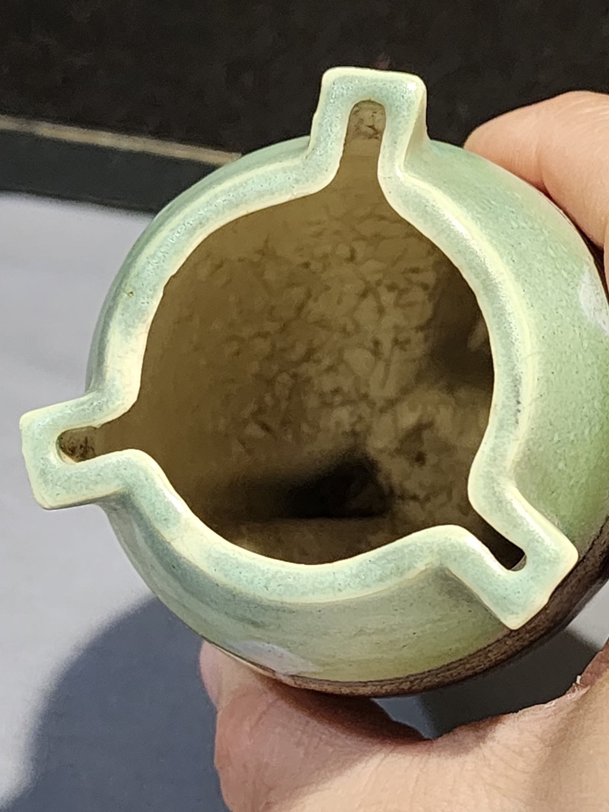 VINTAGE MADE IN JAPAN 5.5″ MATTE GREEN 3 FOOTED POTTERY VASE HAND PAINTED