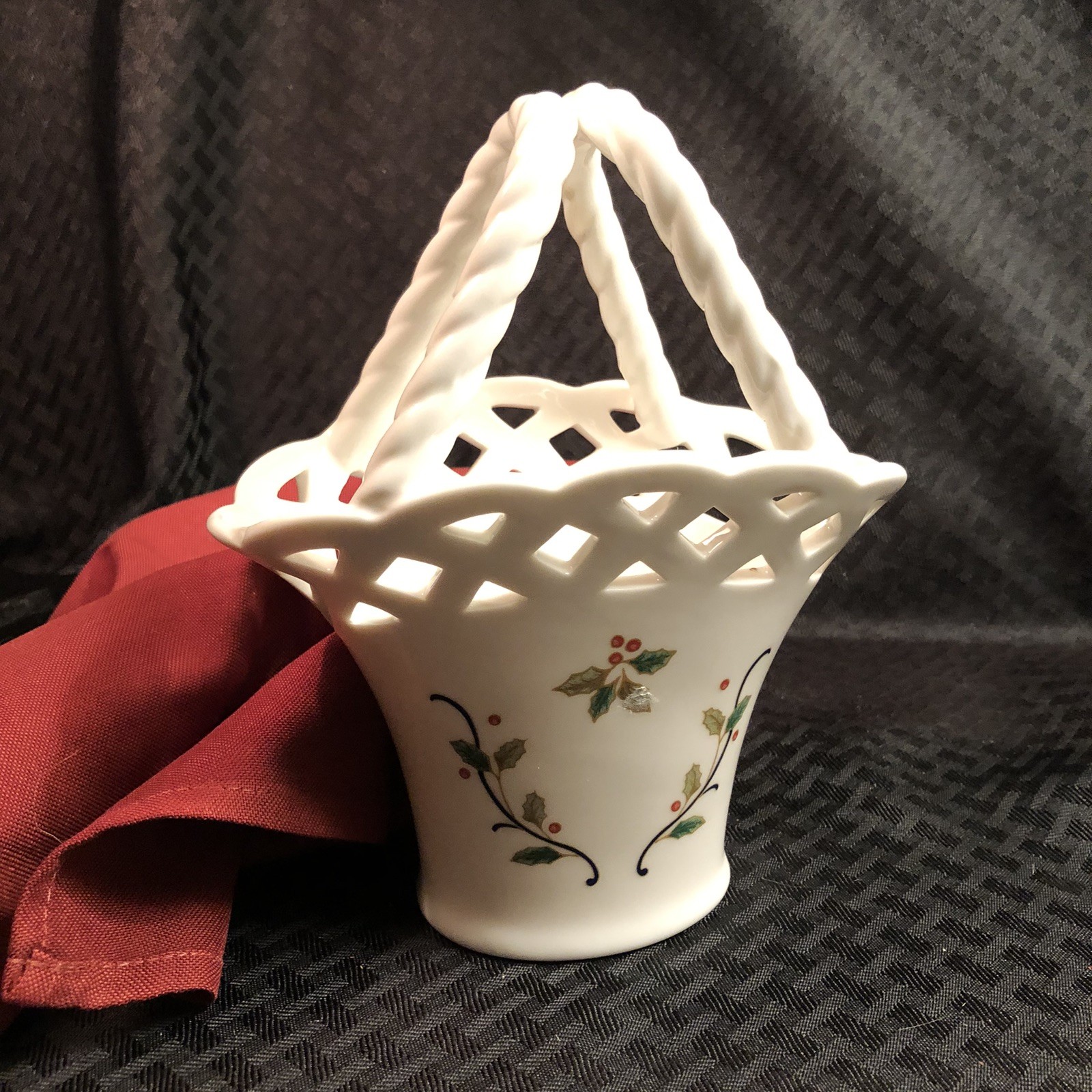 MIKASA Holiday Lace Christmas Holly Berry Porcelain Basket 7.5”RL050 MINT