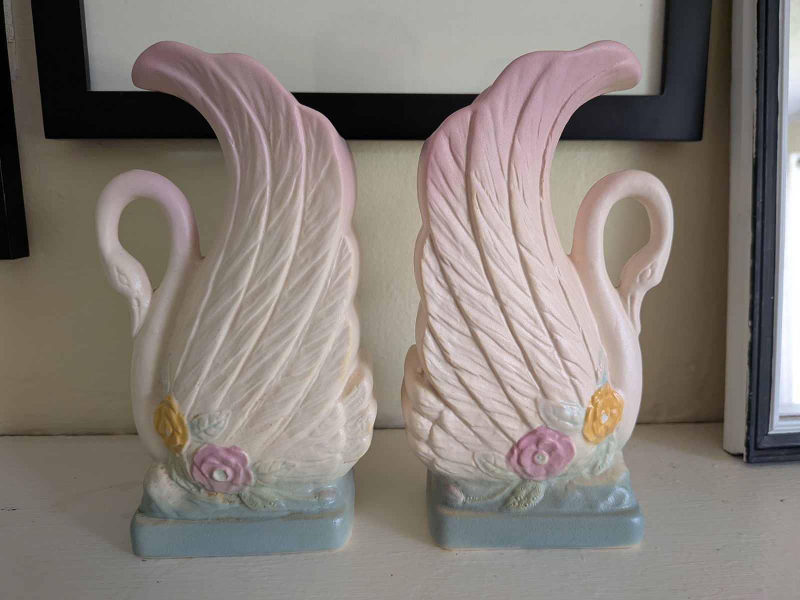 Vintage Hull Swan Vases #118, Matching Pair In Excellent Condition