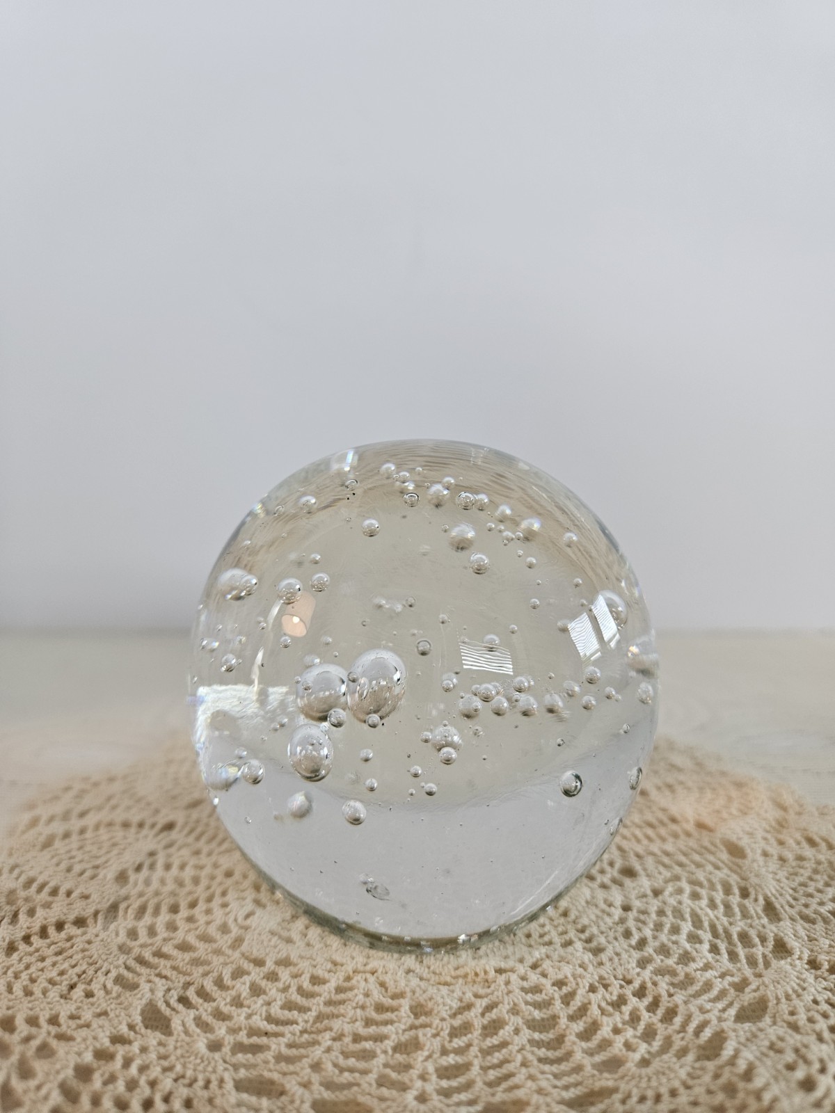 VTG Clear Controlled Bubble Paperweight Art Glass Sphere Ball. Freestanding 2.5″