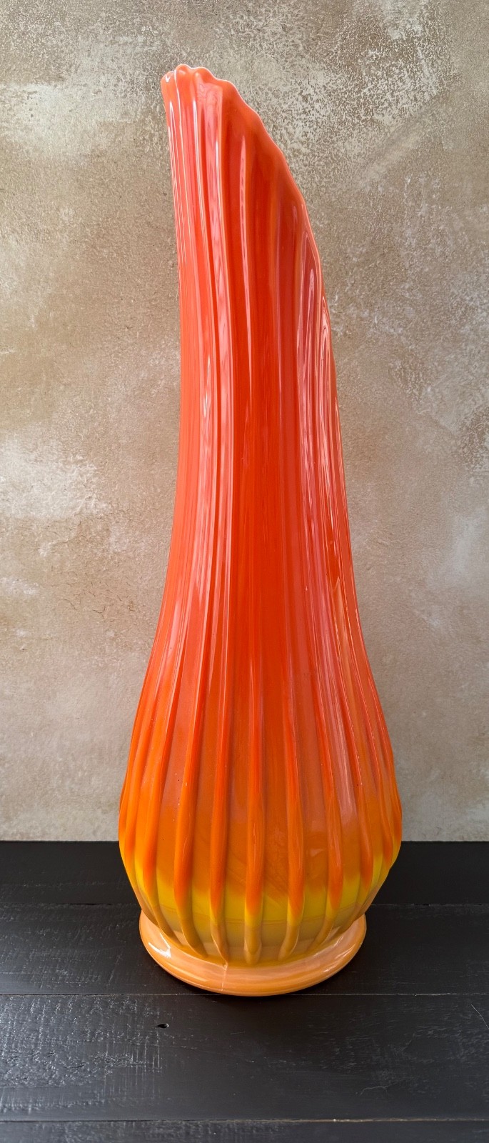 L. E. SMITH MCM BITTERSWEET RIBBED SWUNG STRETCH VASE ORANGE COLOSSAL 19.25”