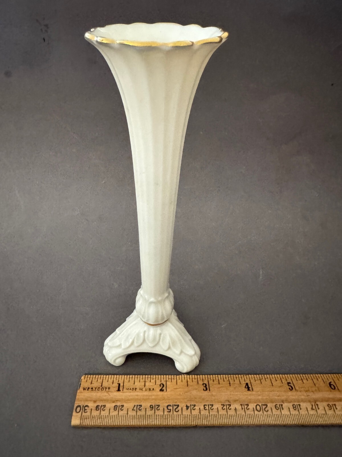 LENOX DAINTY COLLECTION COLUMN LOOK FOOTED FLUTED 7″ GOLD TRIM BUD VASE