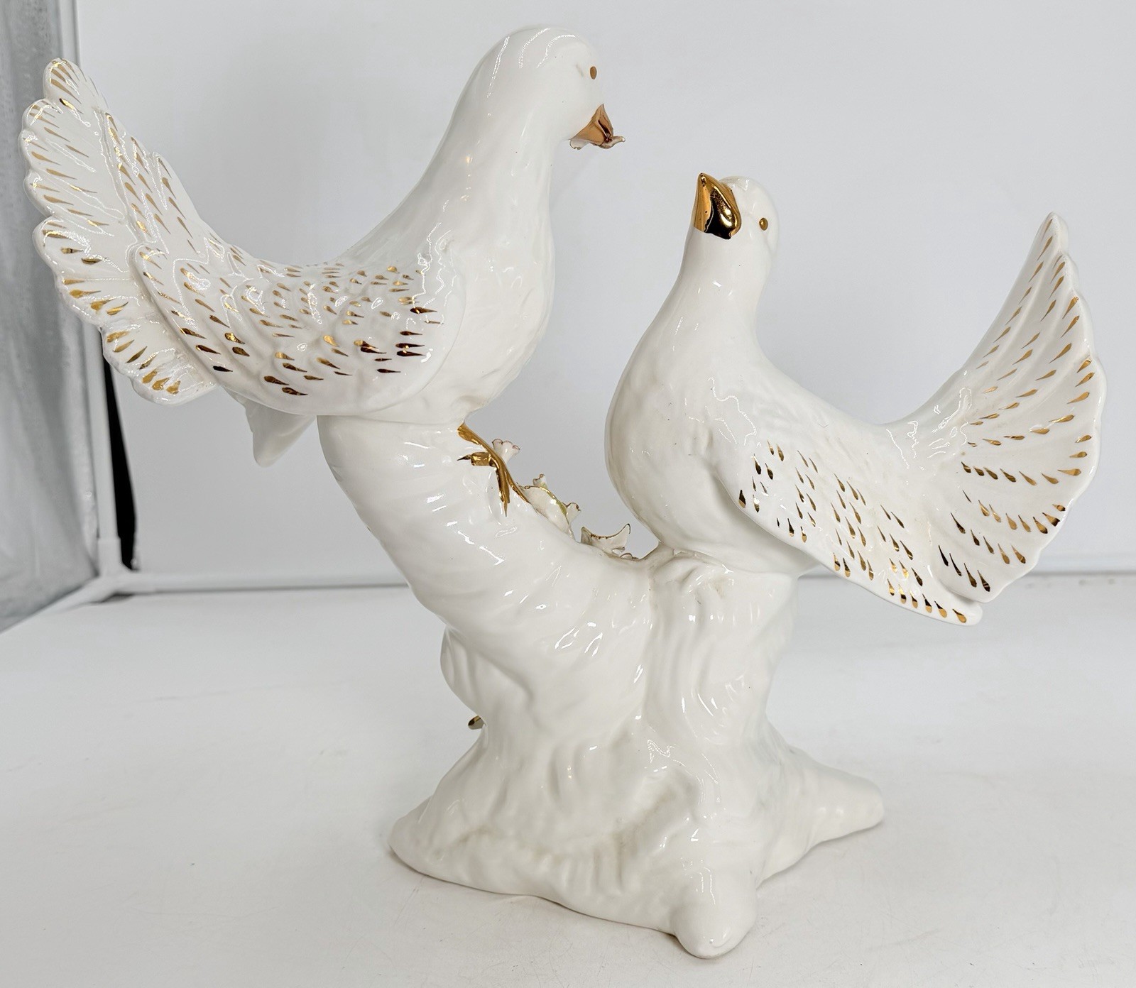 VINTAGE CAPODIMONTE LARGE DOVE LOVE BIRDS W FLOWER WEDDING FIGURINE STATUE 10″