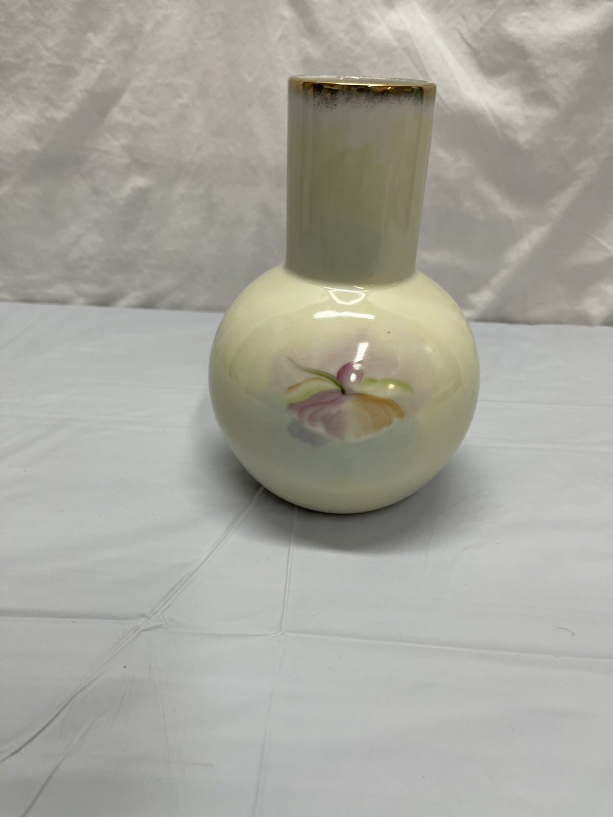 LEFTON CHINA HAND PAINTED HERITAGE GREEN VASE – PINK AND WHITE ROSES – NE2582