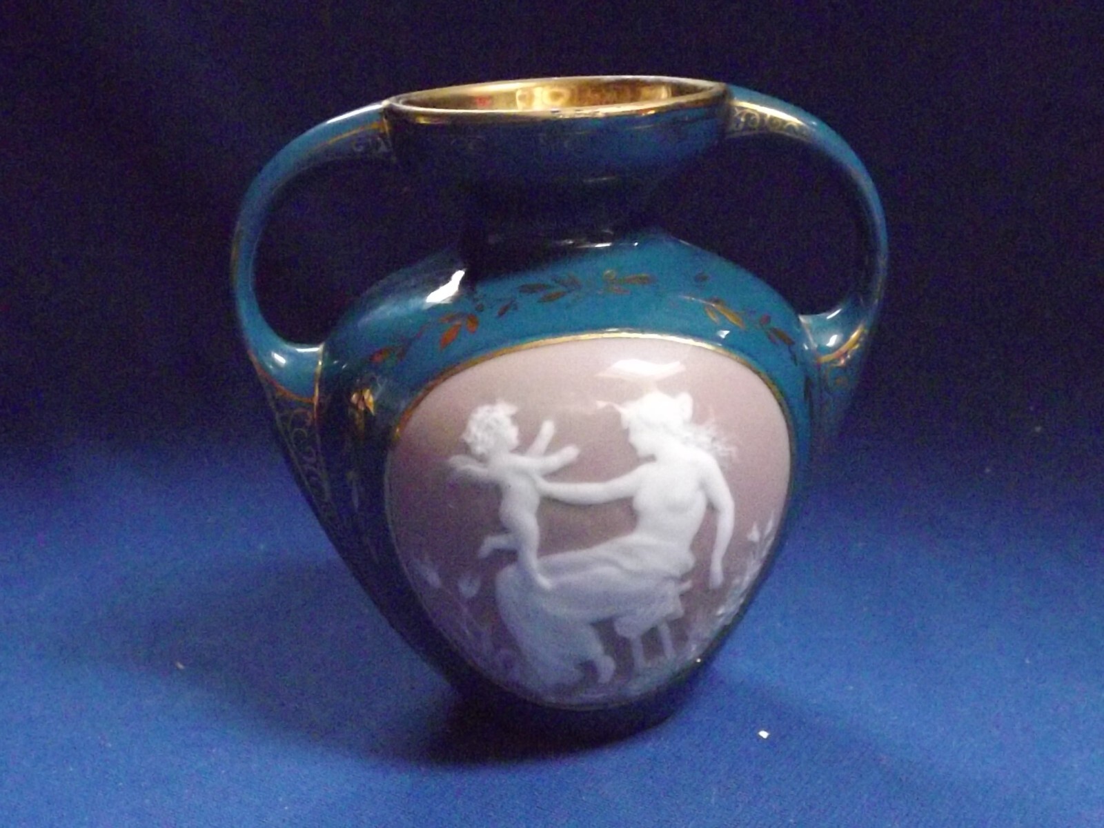 Gebruder Heubach Schutz Marke Pate-Sur-Pate Cameo Vase 4 1/4″ Made In Germany