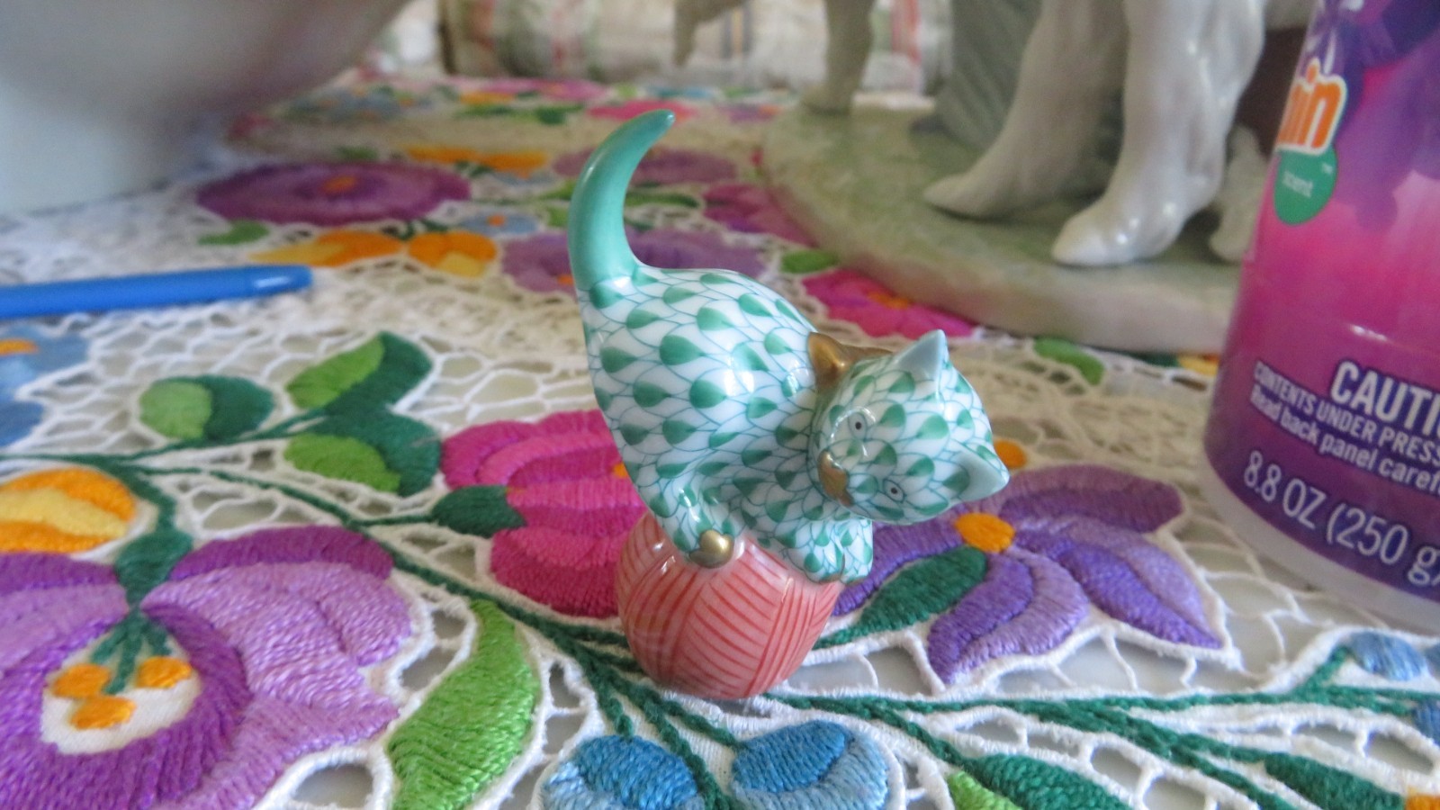 Herend Fishnet Pattern Mischievous Cat on Yarn Ball Minature Green White Gold