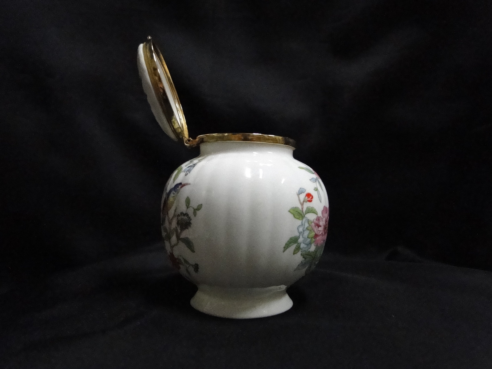 Aynsley Pembroke, Bird & Florals: Round Footed Box & Hinged Lid, 3 7/8″ Tall