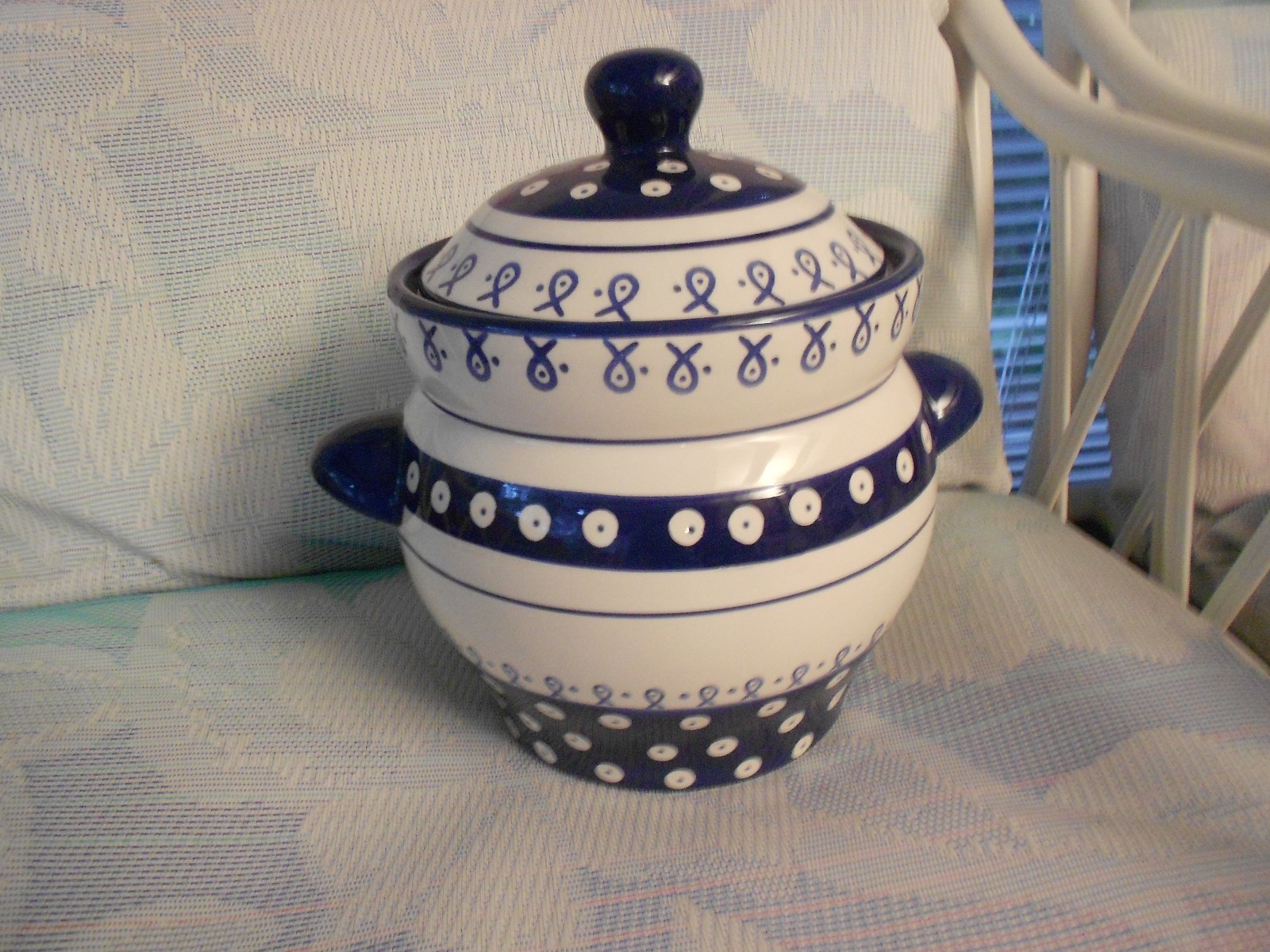 KENT POTTERY CANISTER WITH LID & HANDLES/EXCELLENT-8 1/2″ X 8 1/2″ X 7″