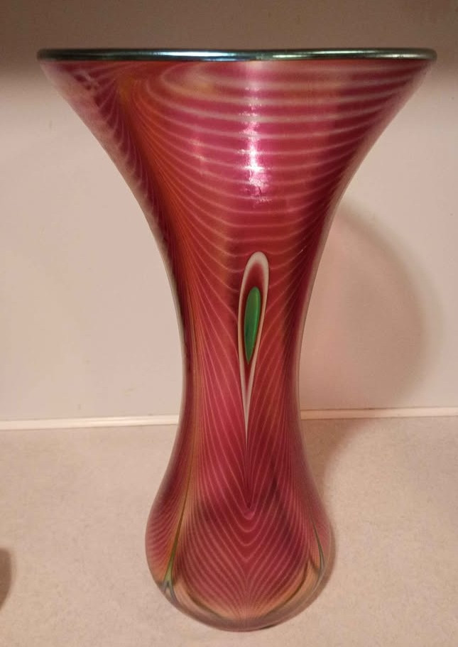 1989 13.5″ Stuart Abelman Iridescent Peacock Eye Pulled Feather Art Glass Vase