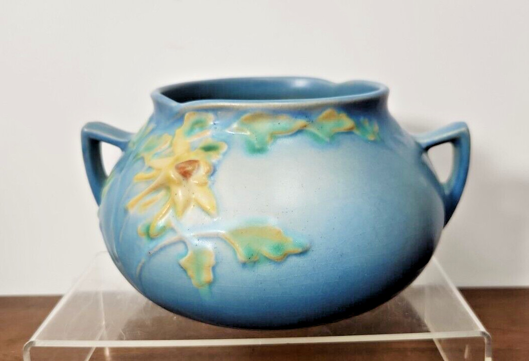 ROSEVILLE POTTERY COLUMBINE 399-4″ VASE – BEAUTIFUL BLUE