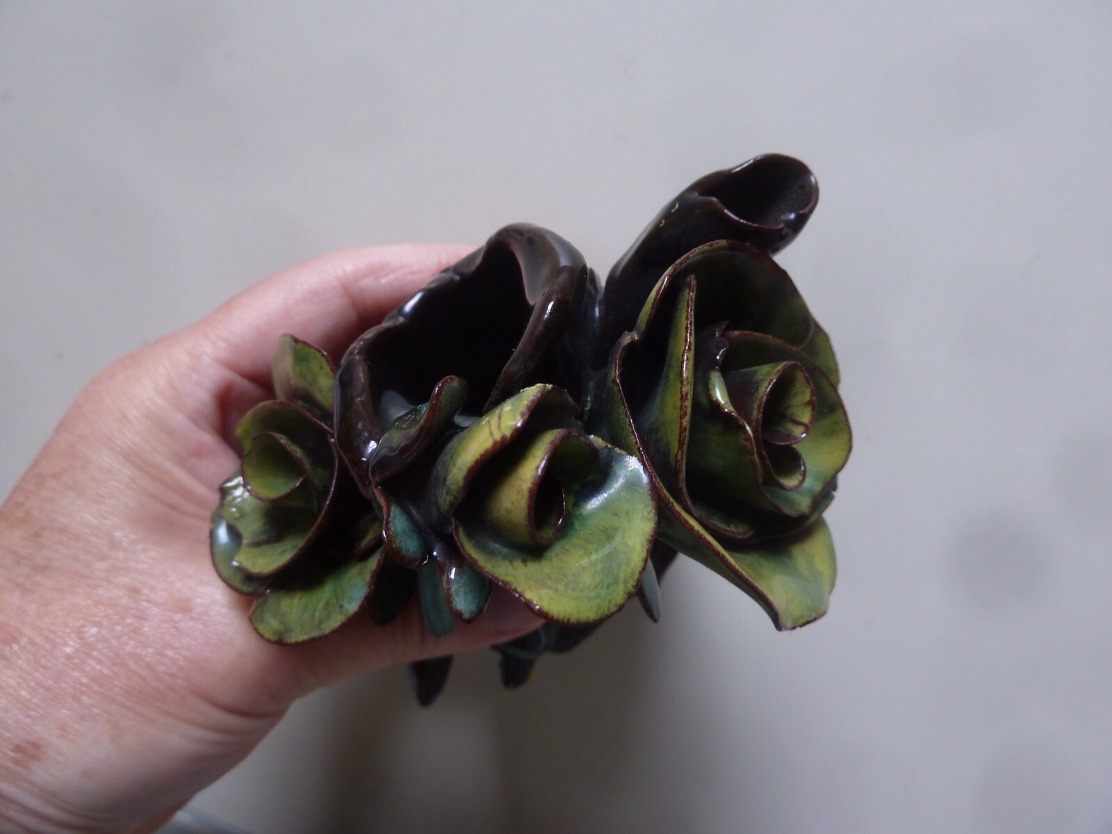 VINTAGE MAJOLICA BUD VASE OR PLANTER APPLIED 3D ROSES FLOWERS ASIAN STYLE