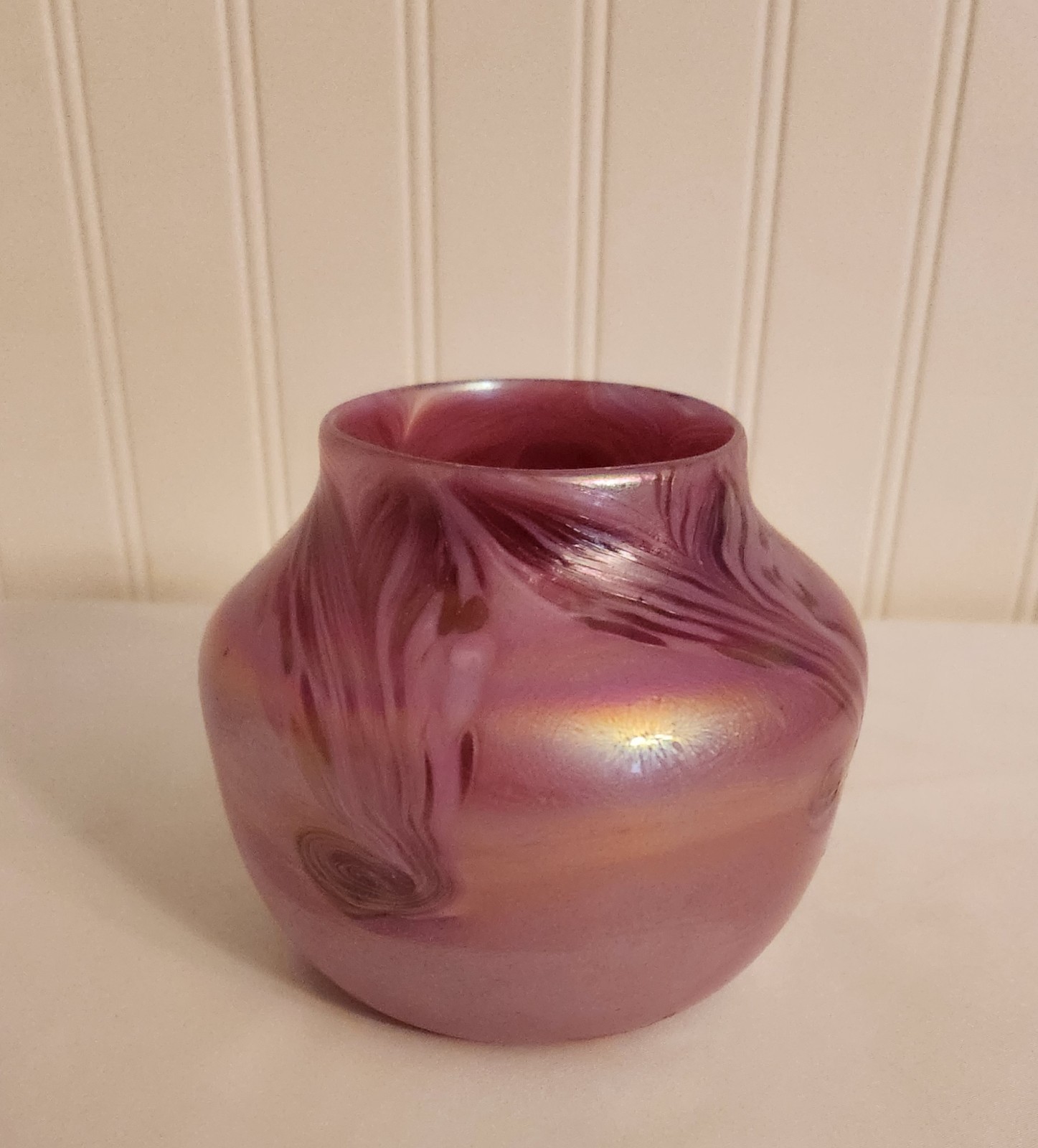 VTG Nuance Pink Iridescent Swirl Pulled Feather Hand Blown Vase New Orleans 1989