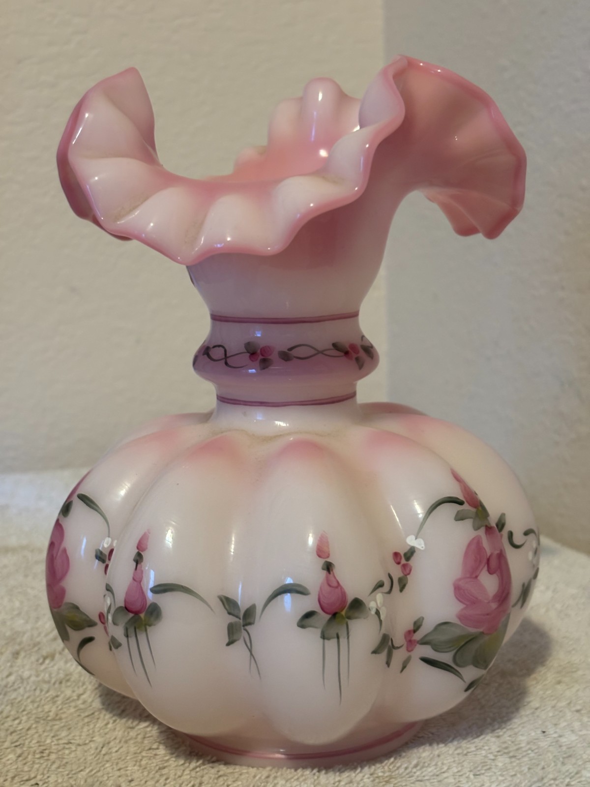 Fenton Messenger Exclusive 1997 Pink Melon Ruffled Glass Vase # 2694