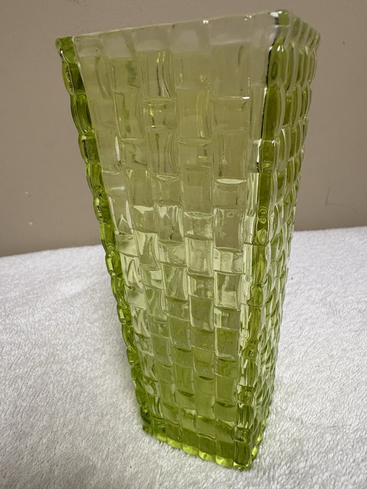 VINTAGE 🔥 1960s Light Green Glass Basket Weave Vase 7” Tall Mid Century Decor