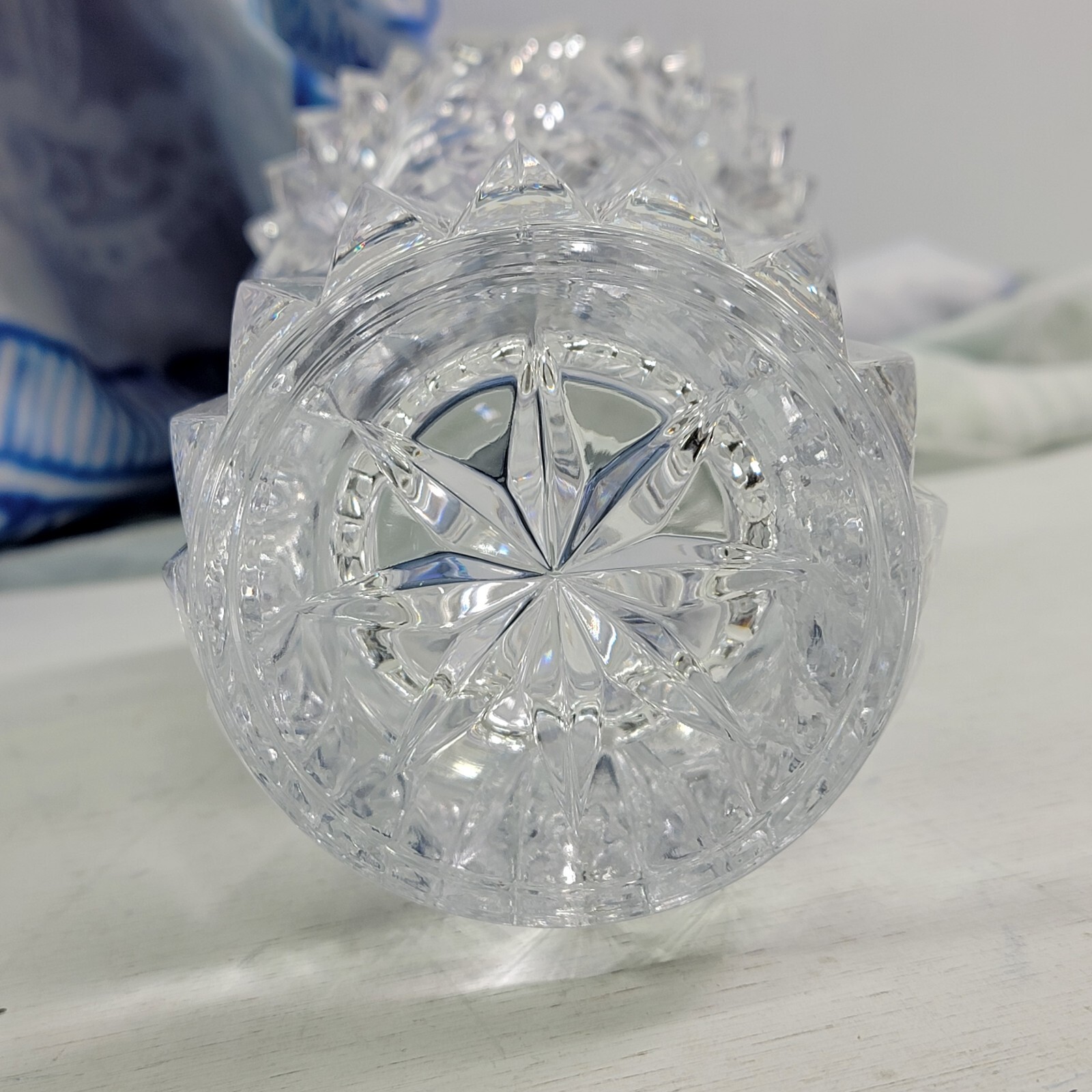 Cristal D’Arques Vincennes Cut Burst 24% Lead Crystal 8.5″ Heavy Vase France EUC