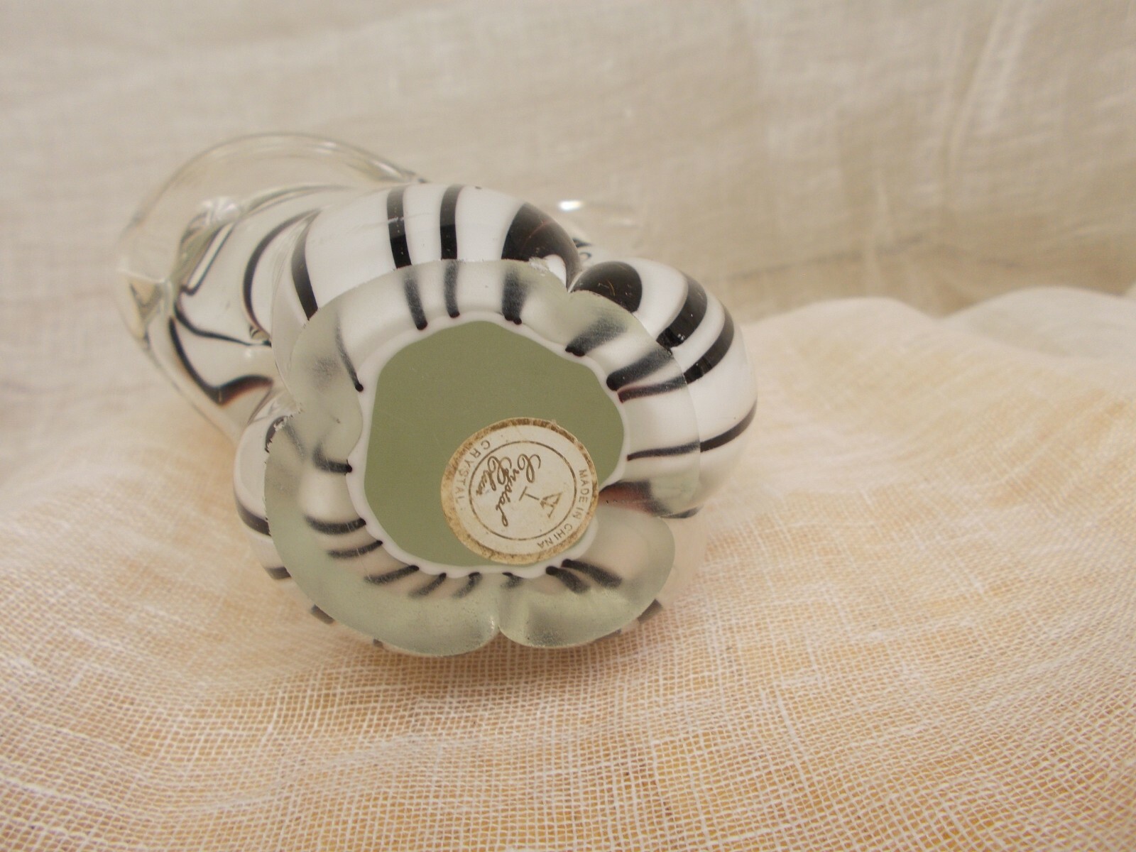 GLASS BLACK & WHITE ZEBRA ART GLASS PAPERWEIGHT /FIGURINE BY CRYSTAL CLEAR