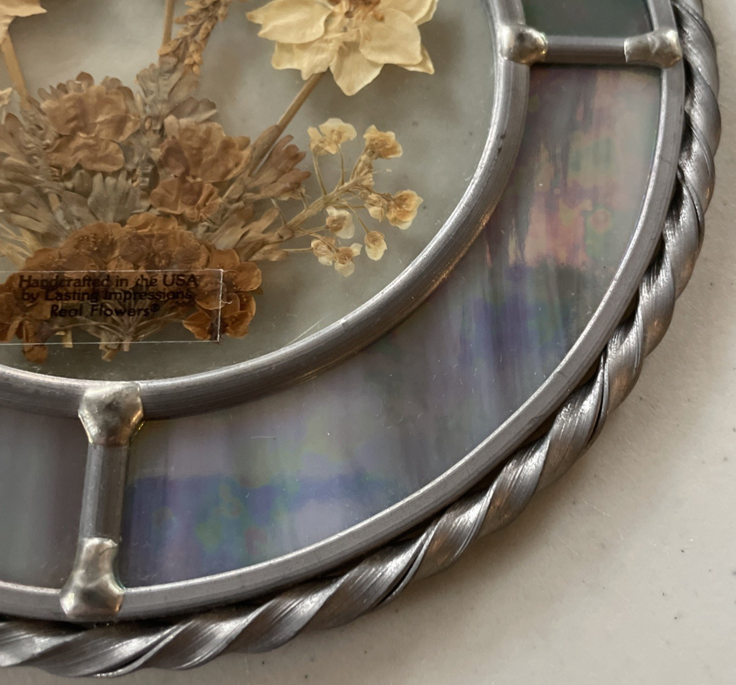 Vintage LASTING IMPRESSIONS Stained Glass Pressed Flowers Round Suncatcher 6.5″