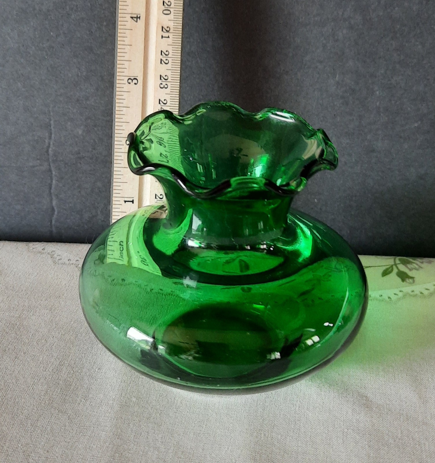 Green Glass Decorative Vase Ruffled Pattern Approx 4″ x 5″ Glossy Finish