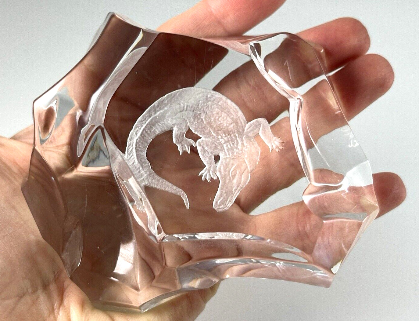 CRYSTAL GLASS PAPERWEIGHT VAL ST LAMBERT Crocodile, Alligator ENGRAVING – Signed