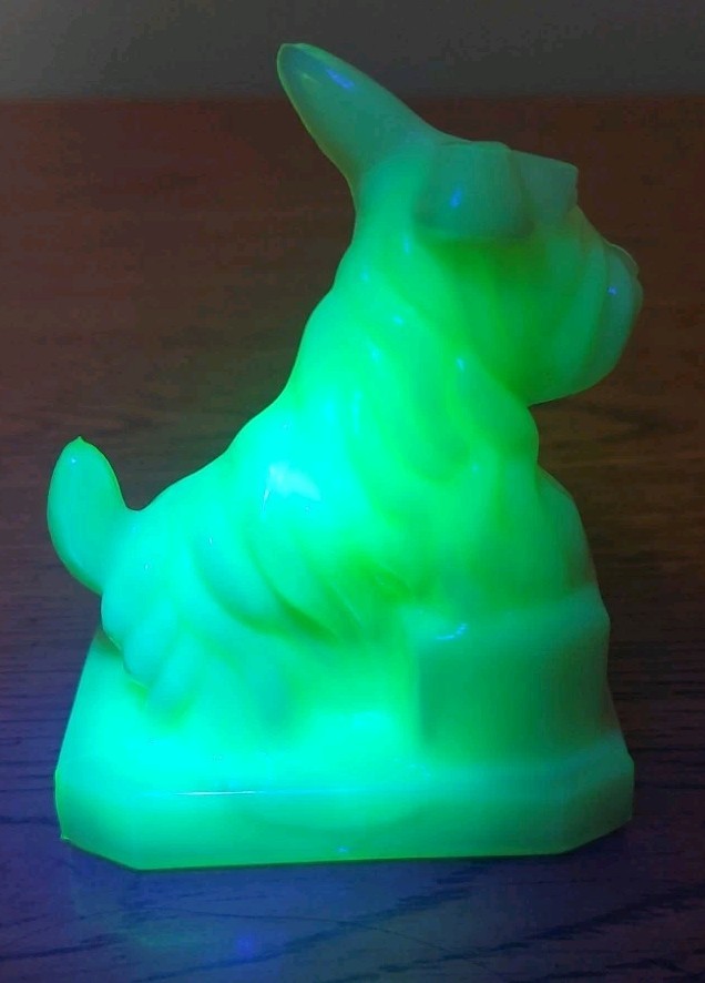 Boyd Art Glass JB Scottie Dog Figurine Ivory Blush Slag Glows Bright EC
