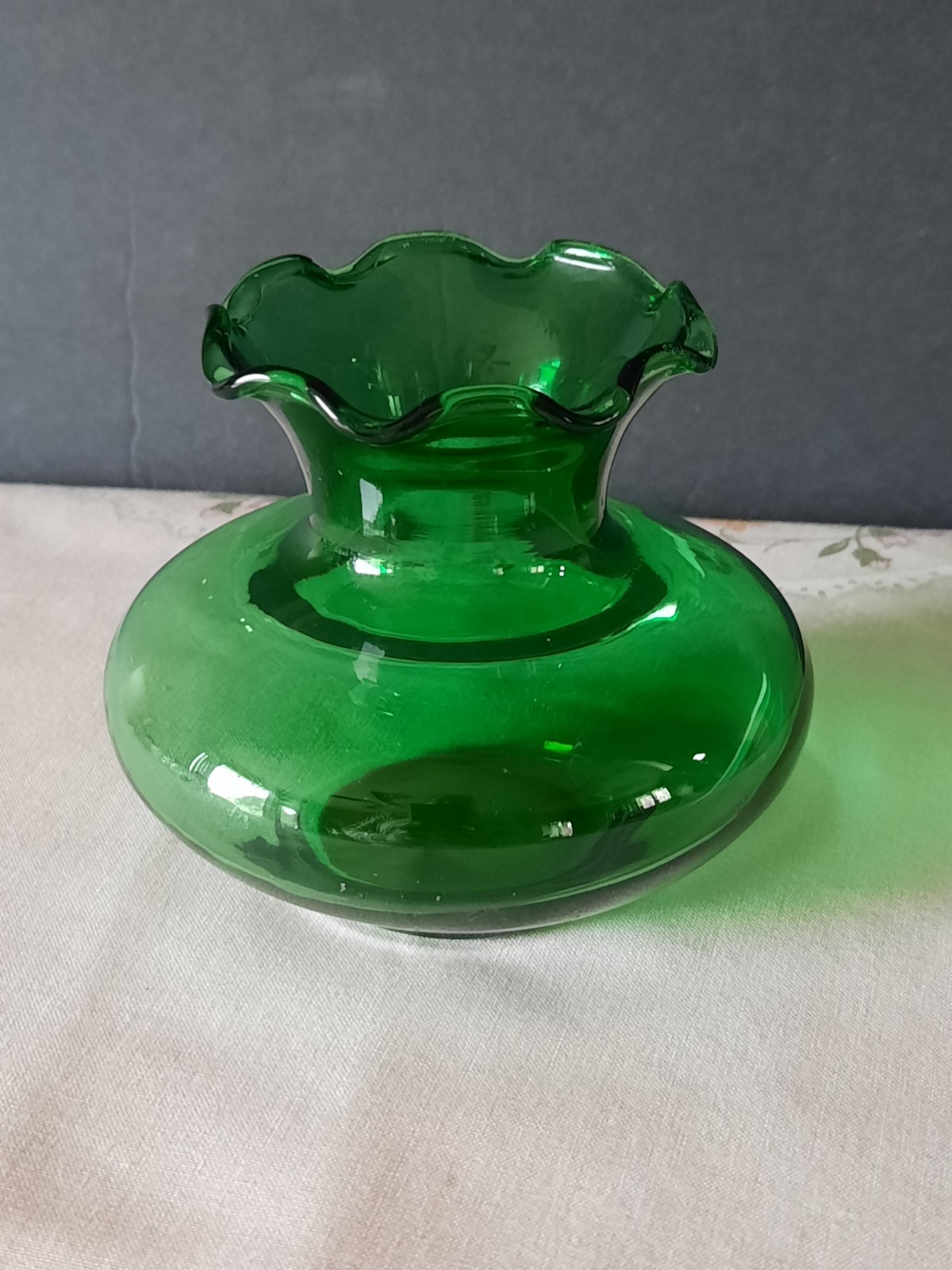 Green Glass Decorative Vase Ruffled Pattern Approx 4″ x 5″ Glossy Finish
