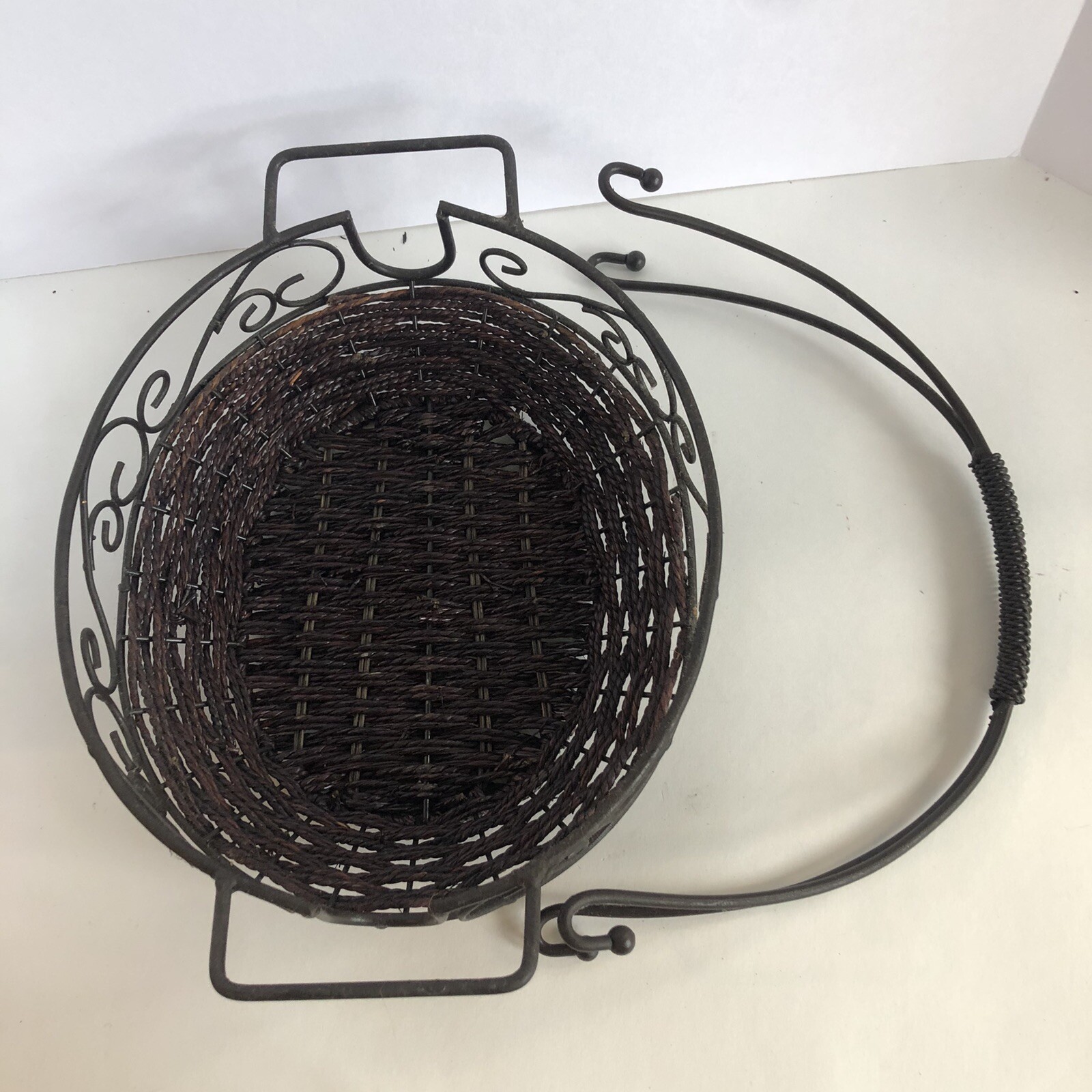 Home and Garden Party Basket Weave Covered Casserole Dish 4 Qt With Carrier EUC