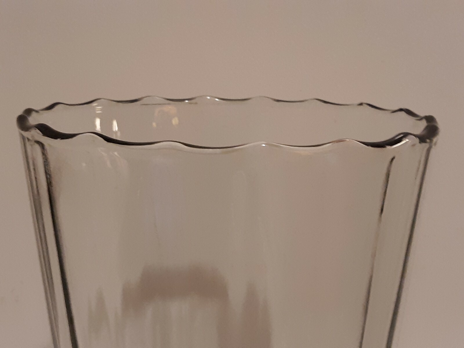 ANCHOR HOCKING⚓ 9.5″ Clean Clear Ribbed GLASS VASE w/ Scalloped Top Edge – MINT
