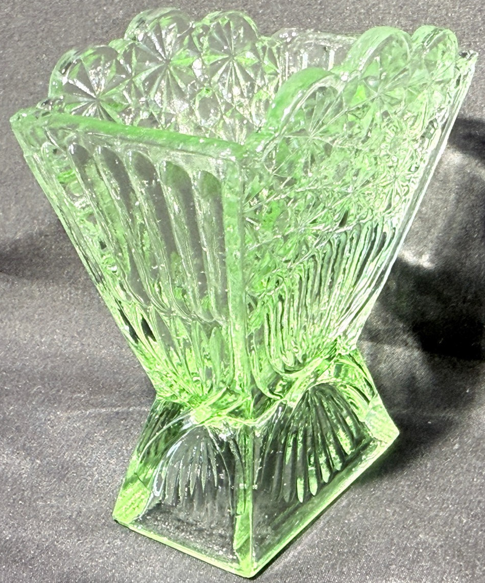 Green Vaseline glass Daisy & button pattern flower fan bud vase uranium selenium