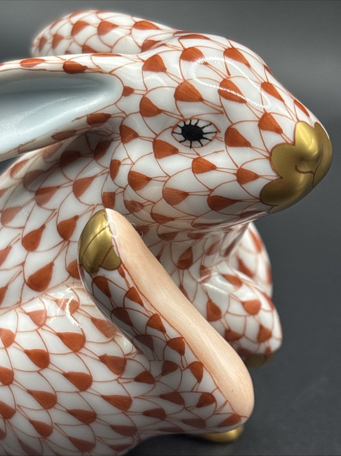 HEREND RUST RED FISHNET SCRATCHING RABBIT – 15387 VH A94 Pristine