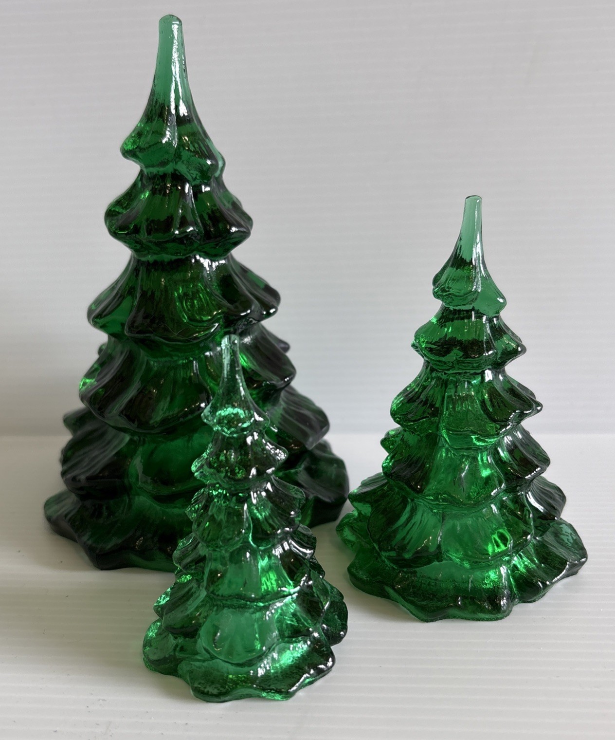 Vintage Fenton Emerald Green Art Glass Christmas Trees 6″ 4″ 3″ Set Of Three