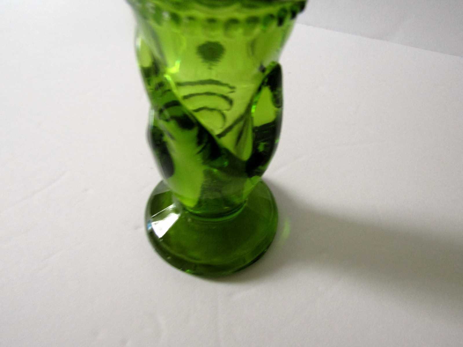 Fenton Art Glass Green Hand Holding Liberty Torch Bud Posey Bud 4″ Vase